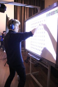 Liber Csaba a fiúk páros döntőjében oldja a feladatokat az interaktív táblánál - a háttérben ellenfele